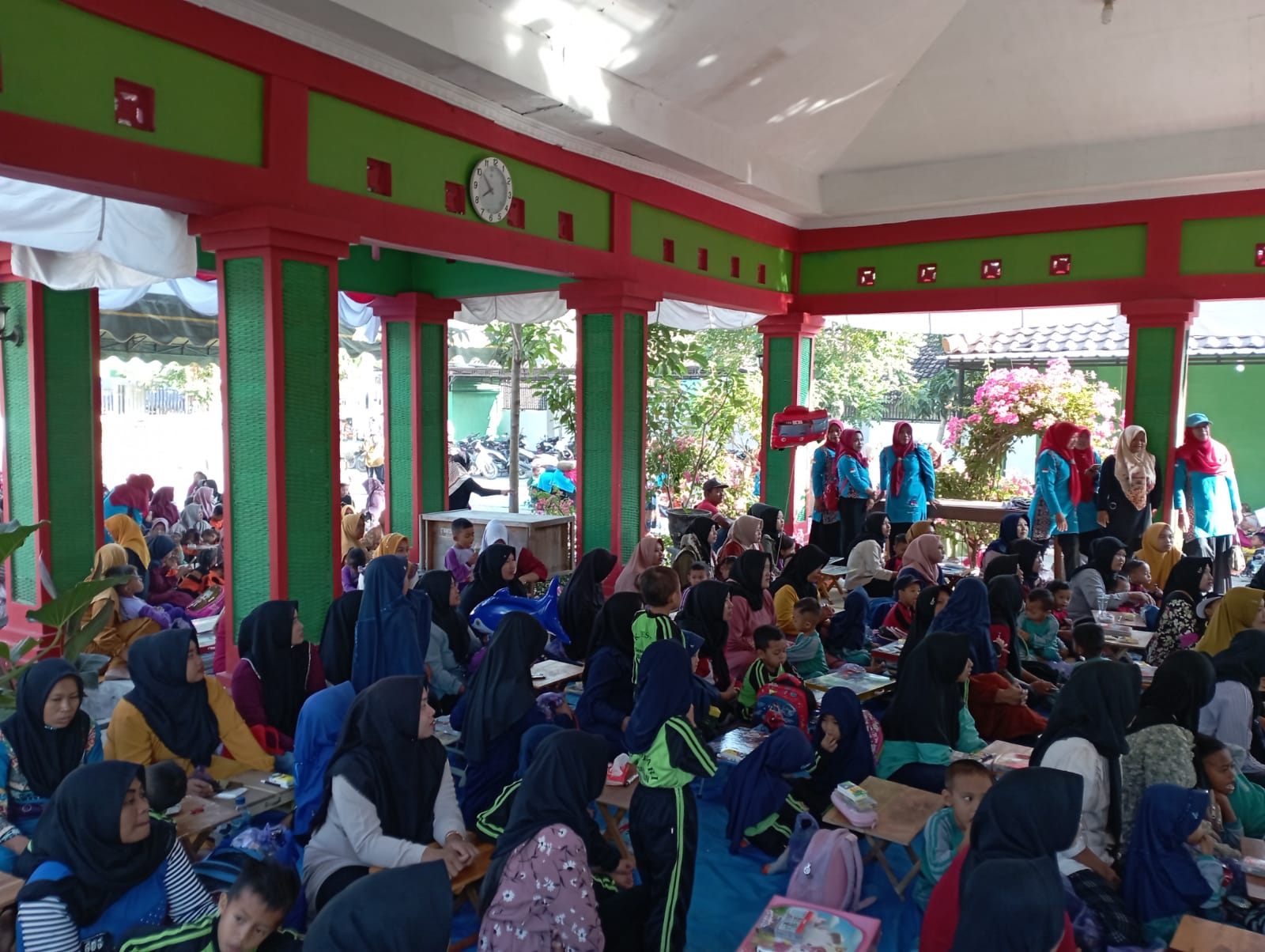 Lomba Mewarnai Celemek Kolaborasi Ibu dan Anak Siswa TK-Paud Se-Kecamatan Ngambon