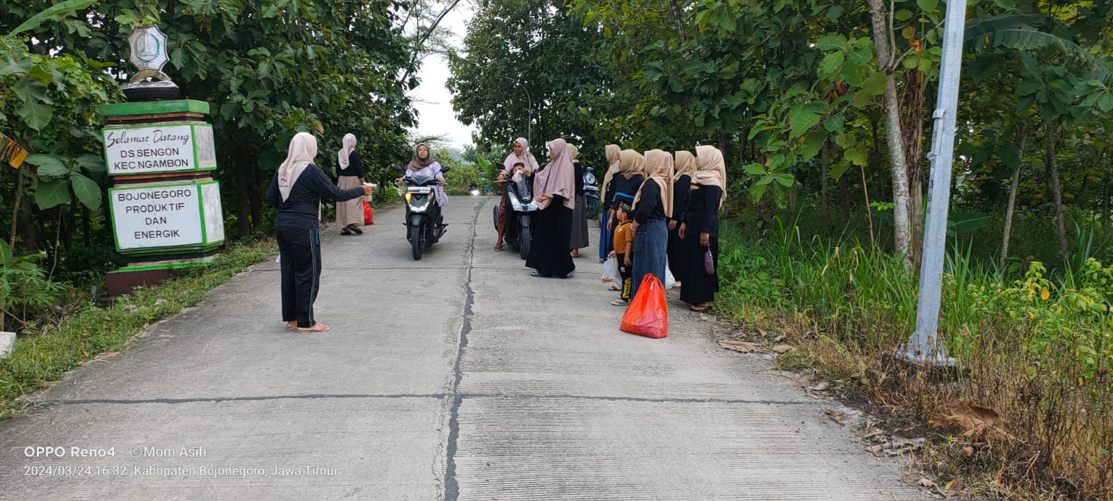 Himpaudi Kecamatan Ngambon Bagikan 500 Nasi Bungkus Di Bulan Ramadan