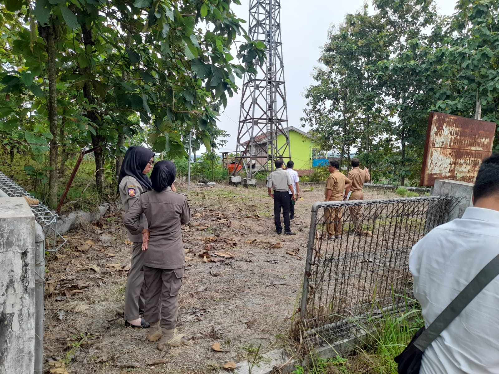 PENINJAUAN LOKASI MENARA TELKOMUNIKASI