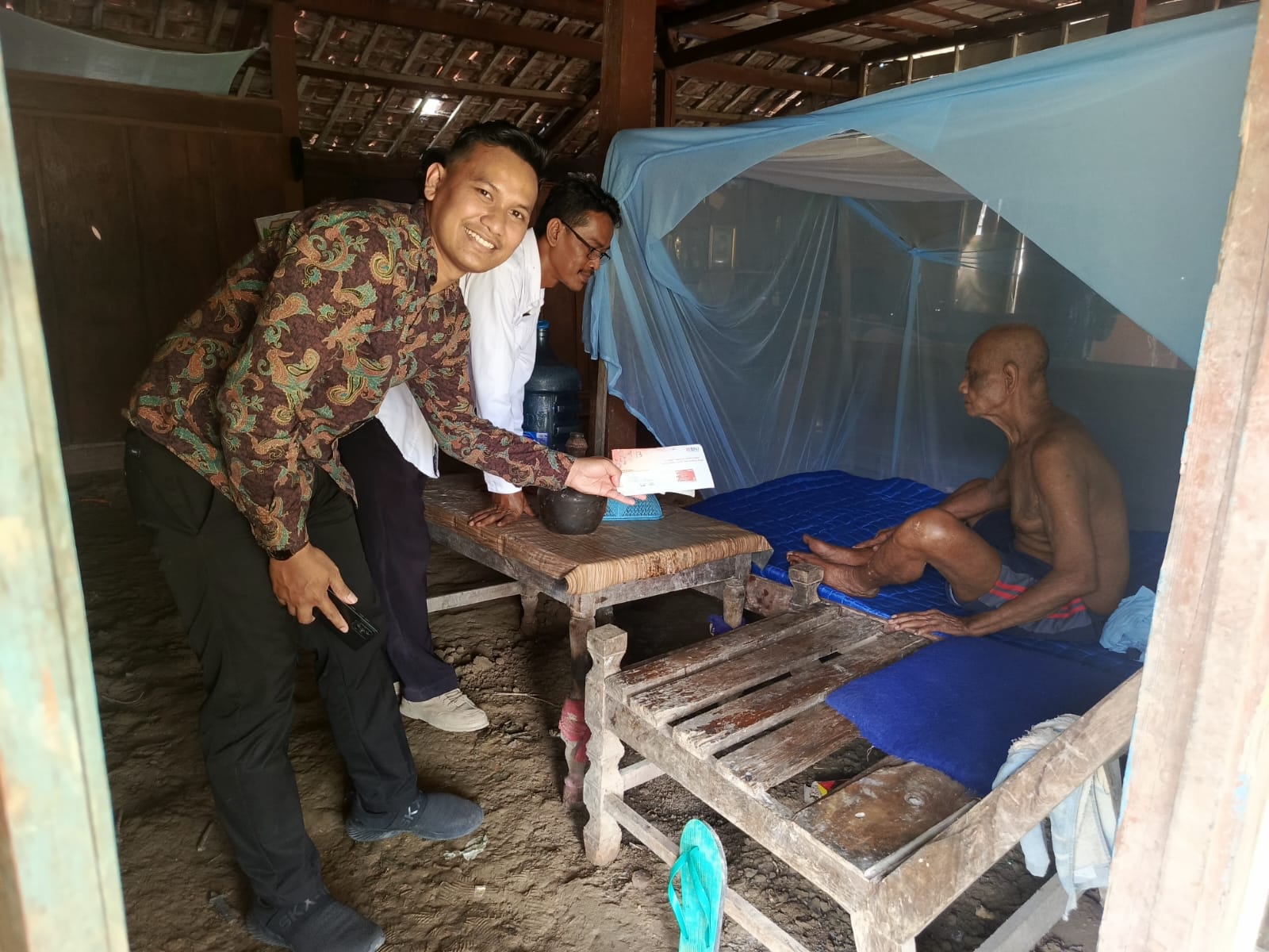 Penyerahan KKS Melalui Home Visite di Kecamatan Ngambon
