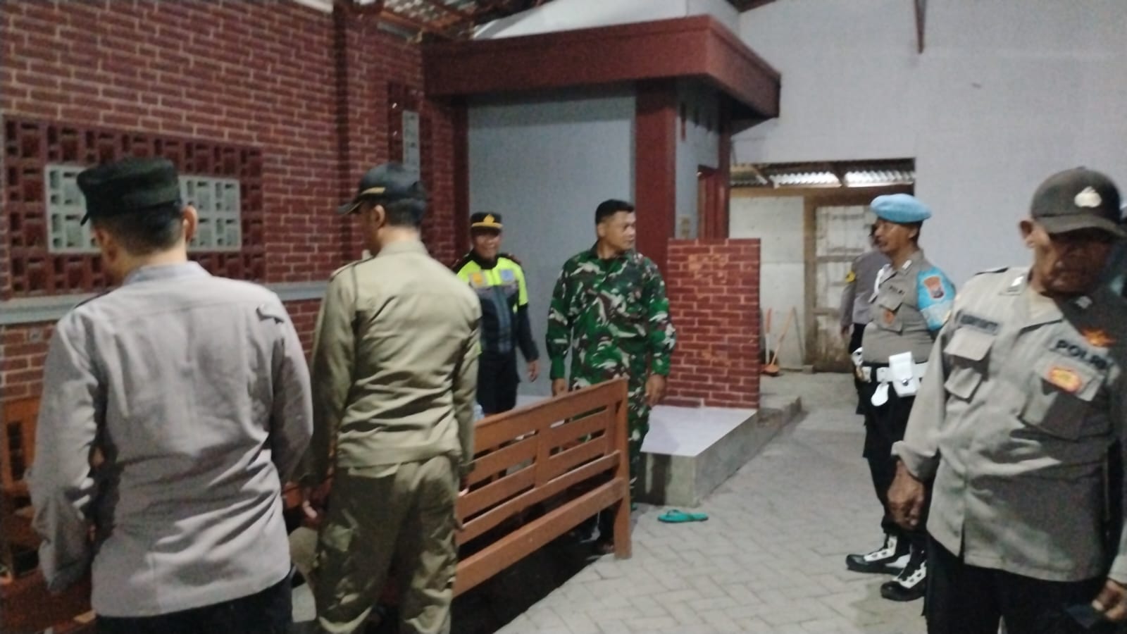 Patroli Gabungan TNI–Polri dan Satpol PP Jaga Keamanan Wilayah Kecamatan Ngambon