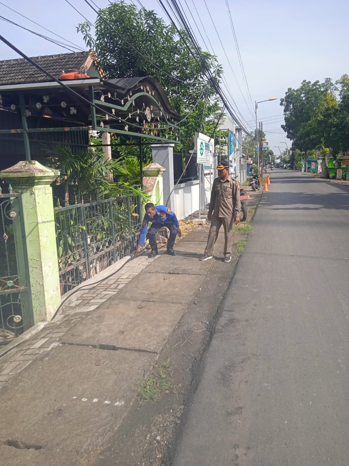 Kabel wifi Melintang di Depan Rumah Warga, Satpol PP Lakukan Pemantauan dan Koordinasi