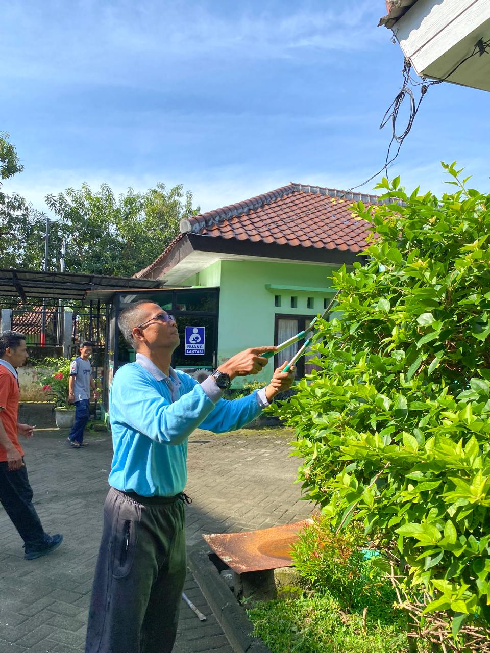 Kerja Bakti dan Pembuatan Biopori di Kecamatan Ngambon