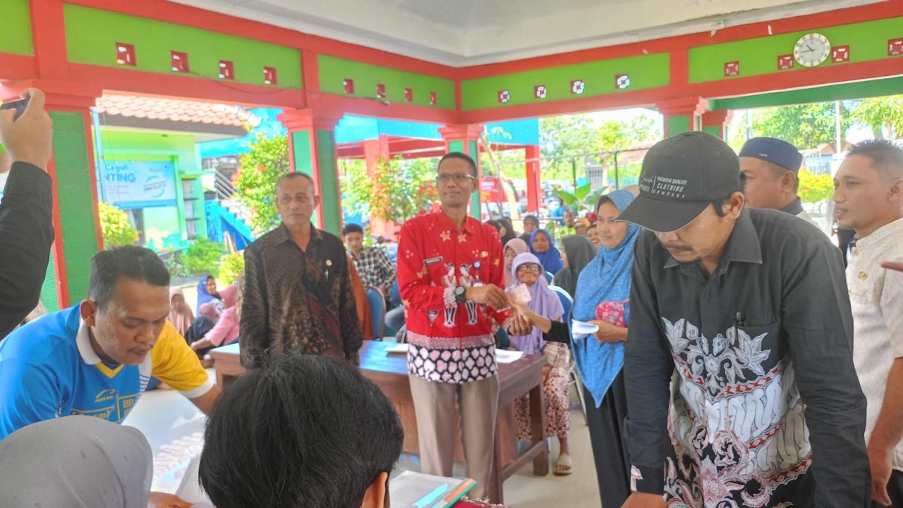 Penyerahan Bantuan Sosial Bagi Keluarga Rentan dan Disabilitas di Kecamatan Ngambon
