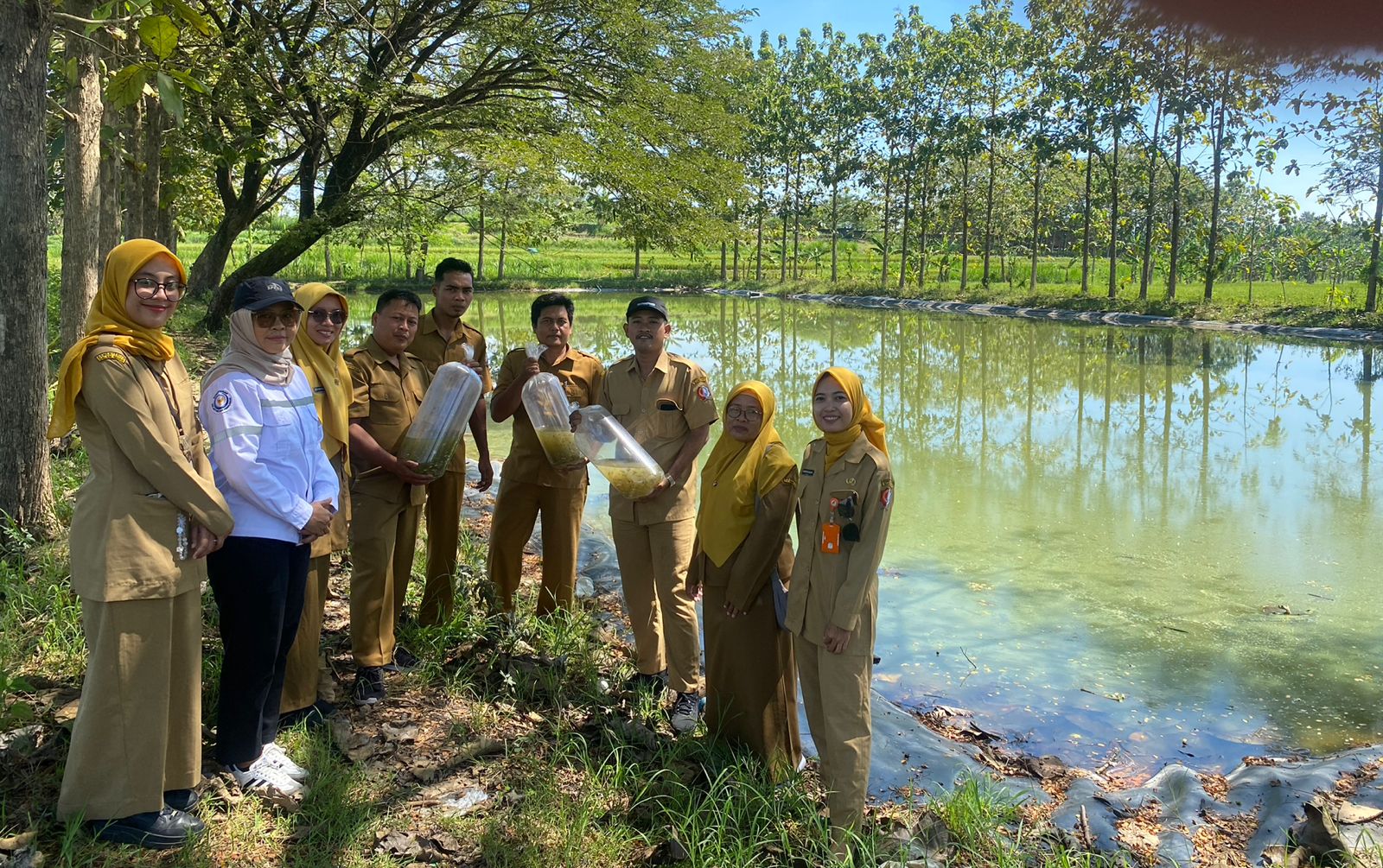 Penaburan Benih Ikan Tawes di Embung Desa Bondol Kecamatan Ngambon