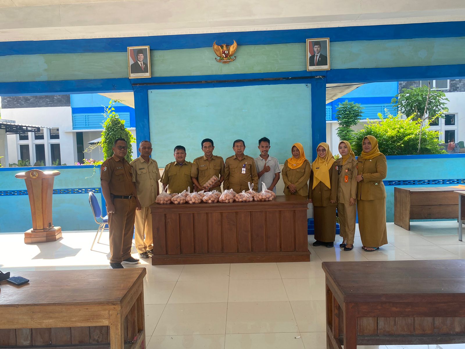 ASN Kecamatan Ngambon Dukung Peternak Lokal dengan Membeli Telur dari Kelompok Ternak Ayam Gayatri