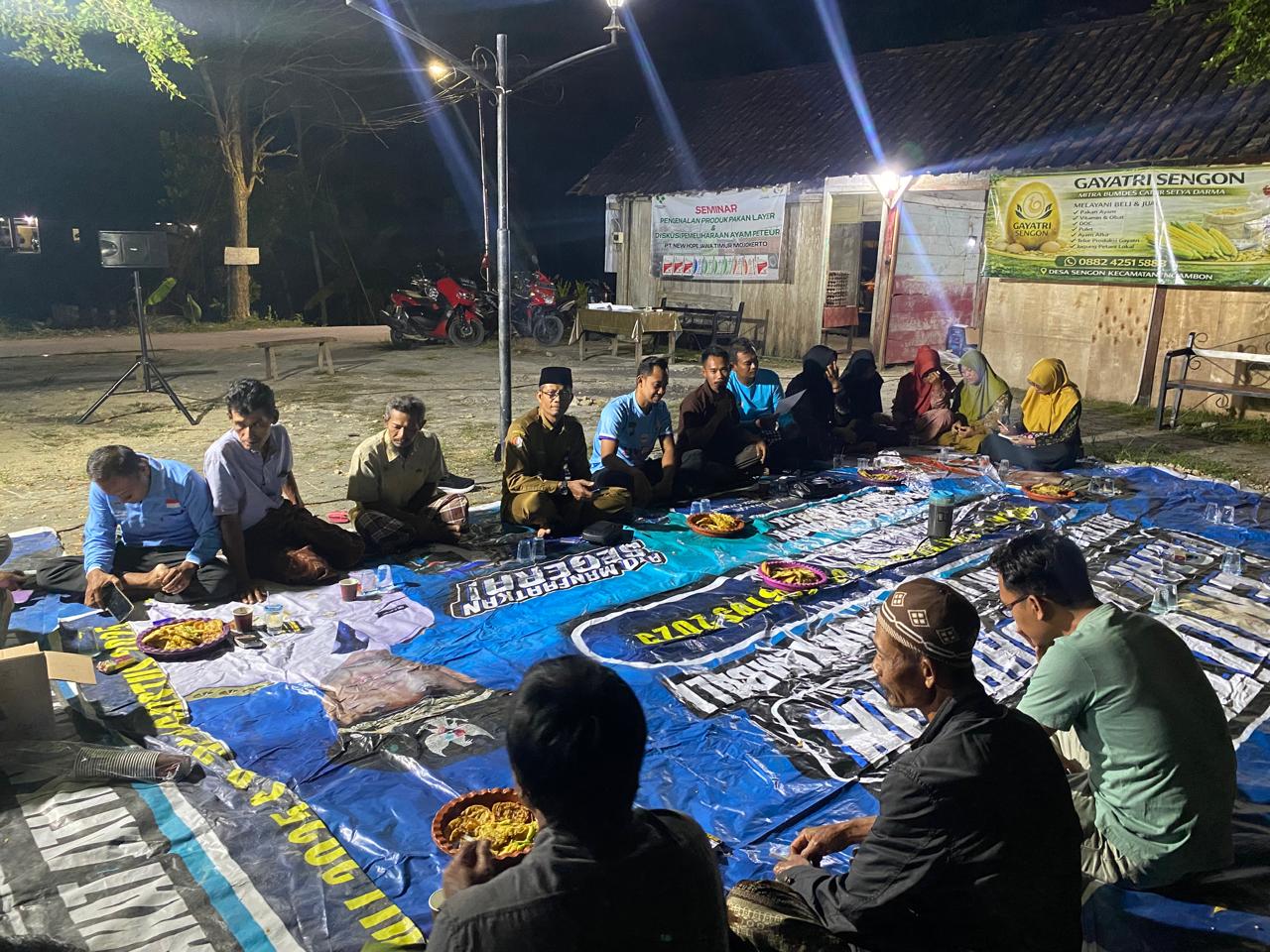 Camat Ngambon dan Staf Hadiri Pertemuan Kelompok Ternak Ayam GAYATRI di Desa Sengon