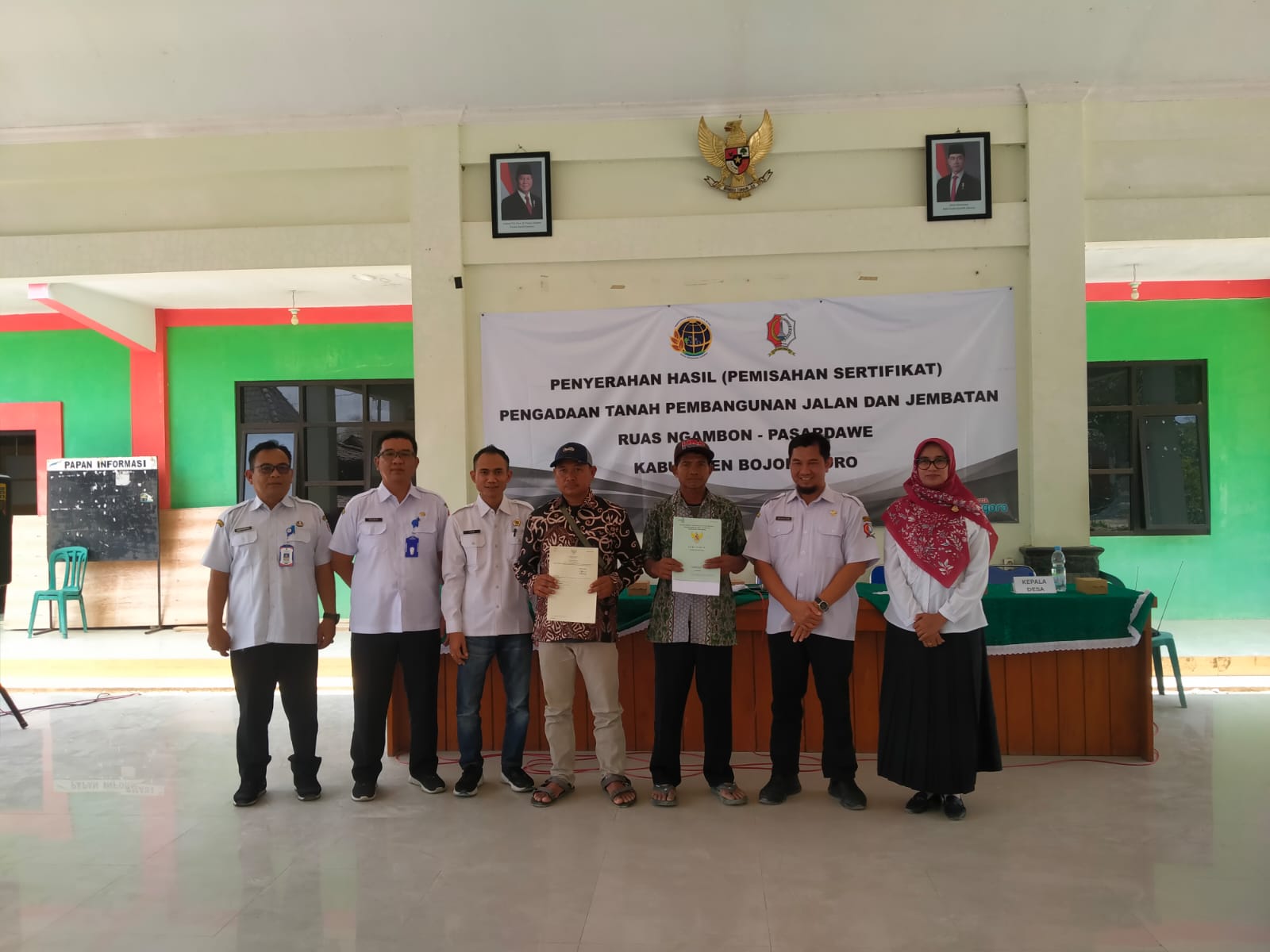Penyerahan Sertifikat Pengadaan Tanah Pembangunan Jalan dan Jembatan Ruas Ngambon–Pasar Dawe